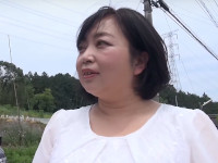 地方の道路で声かけた五十路ぽちゃ熟女にお酒を勧めて野外青姦中出しセックス！